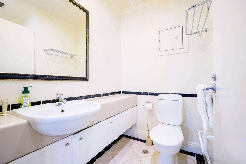 City Life One Bedroom Apartment In Heart Of Cbd Оукланд Екстериор снимка